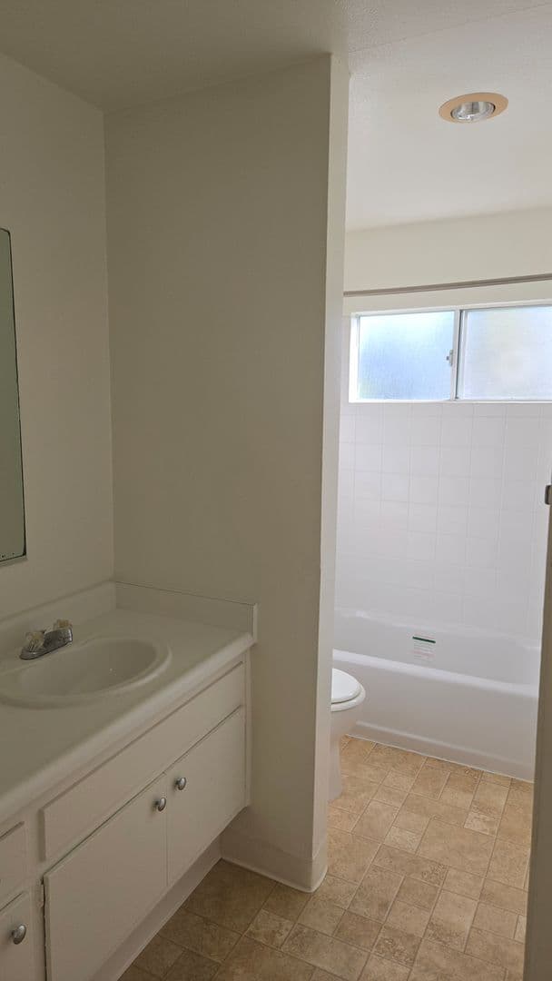 Isla Vista Apartment: 851 Camino Pescadero