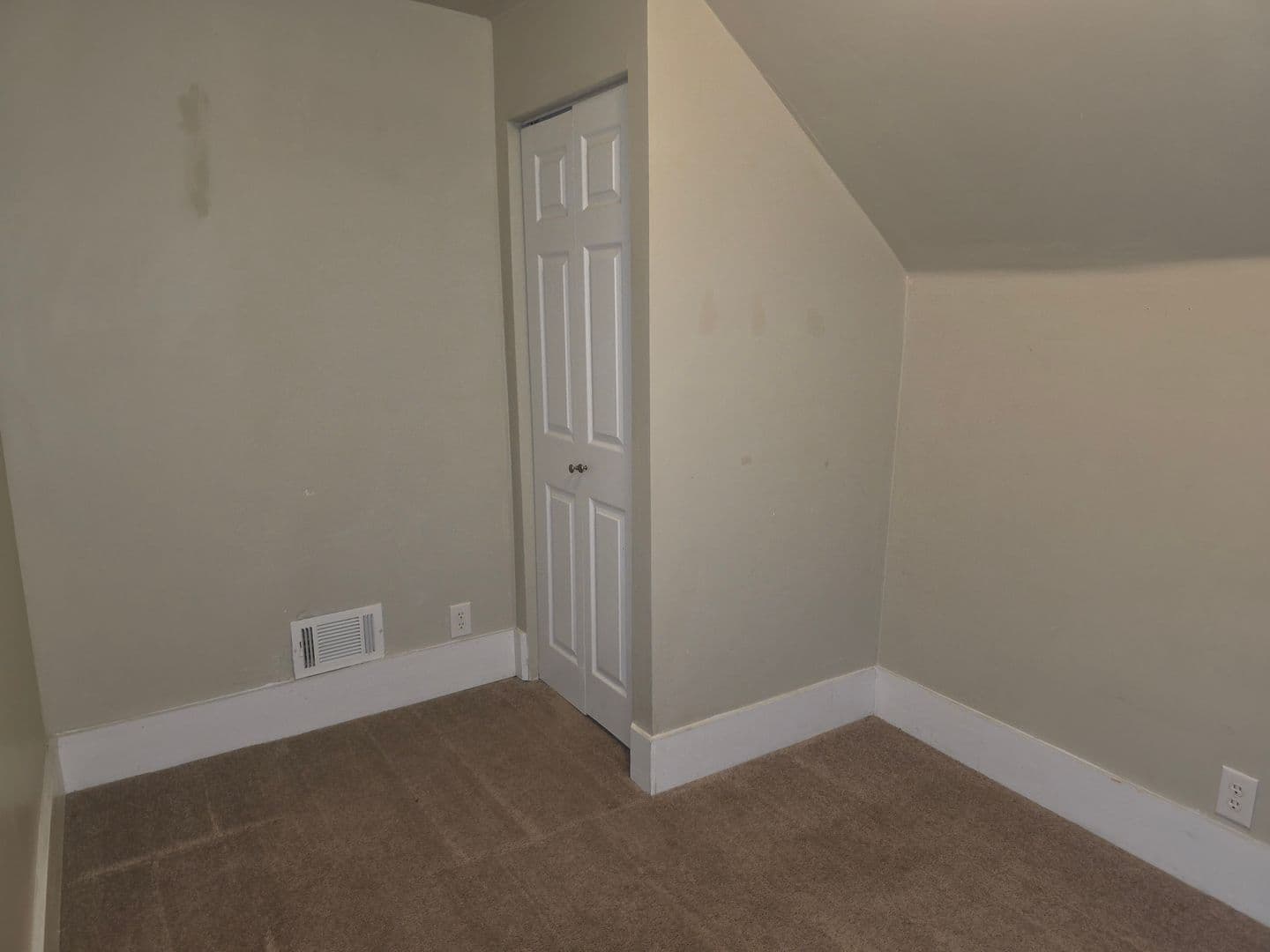 Mishawaka House: 427 E 10th St