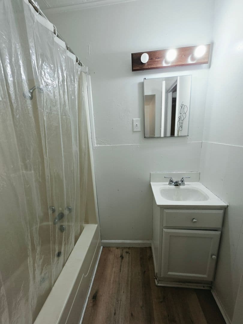 Elkhart Apartment: 715 Oakland Ave