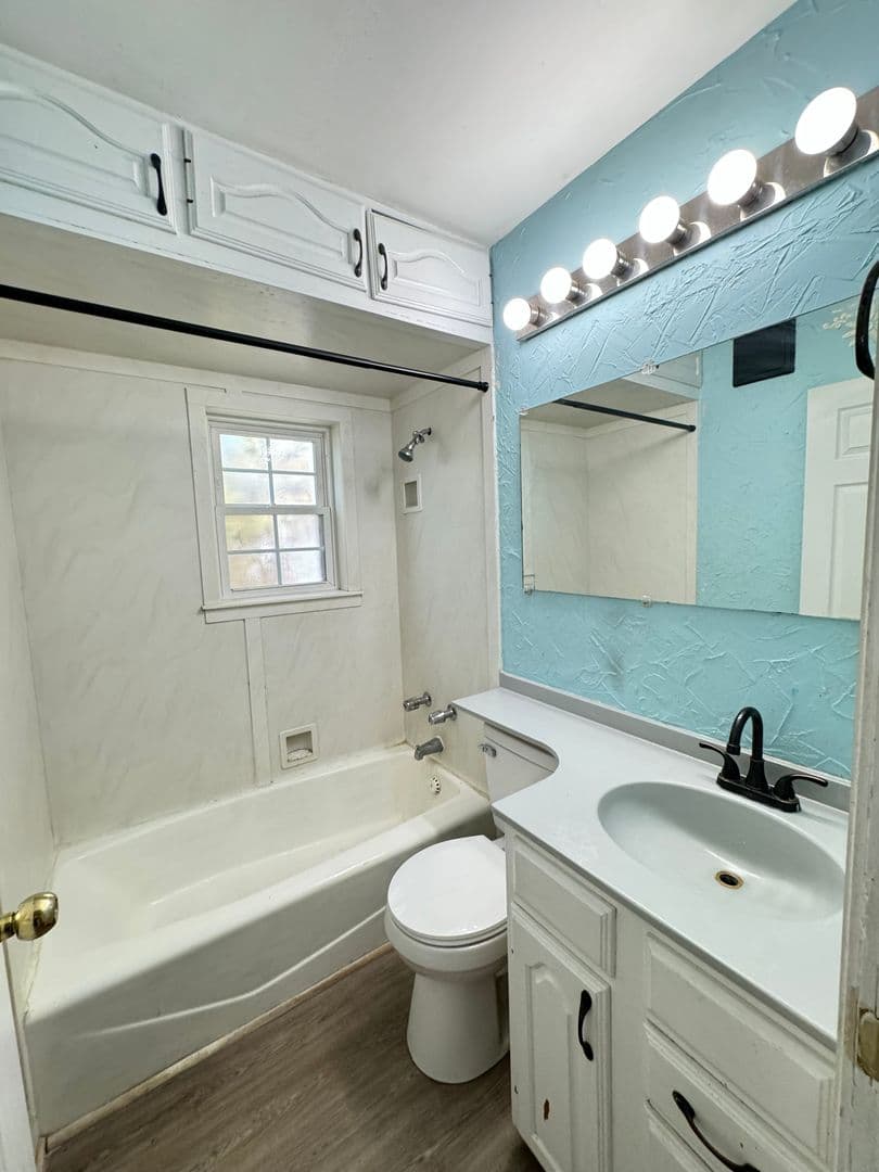 Mishawaka Apartment: 1732 Lincolnway E