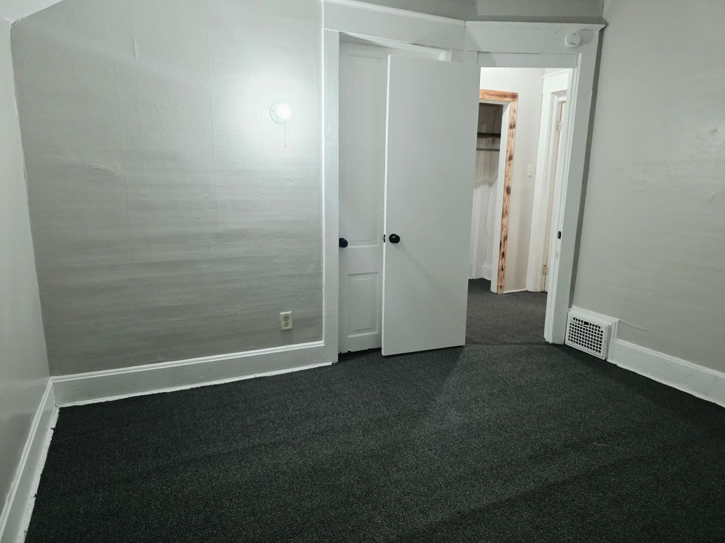 Niles Apartment: 210 S 4th