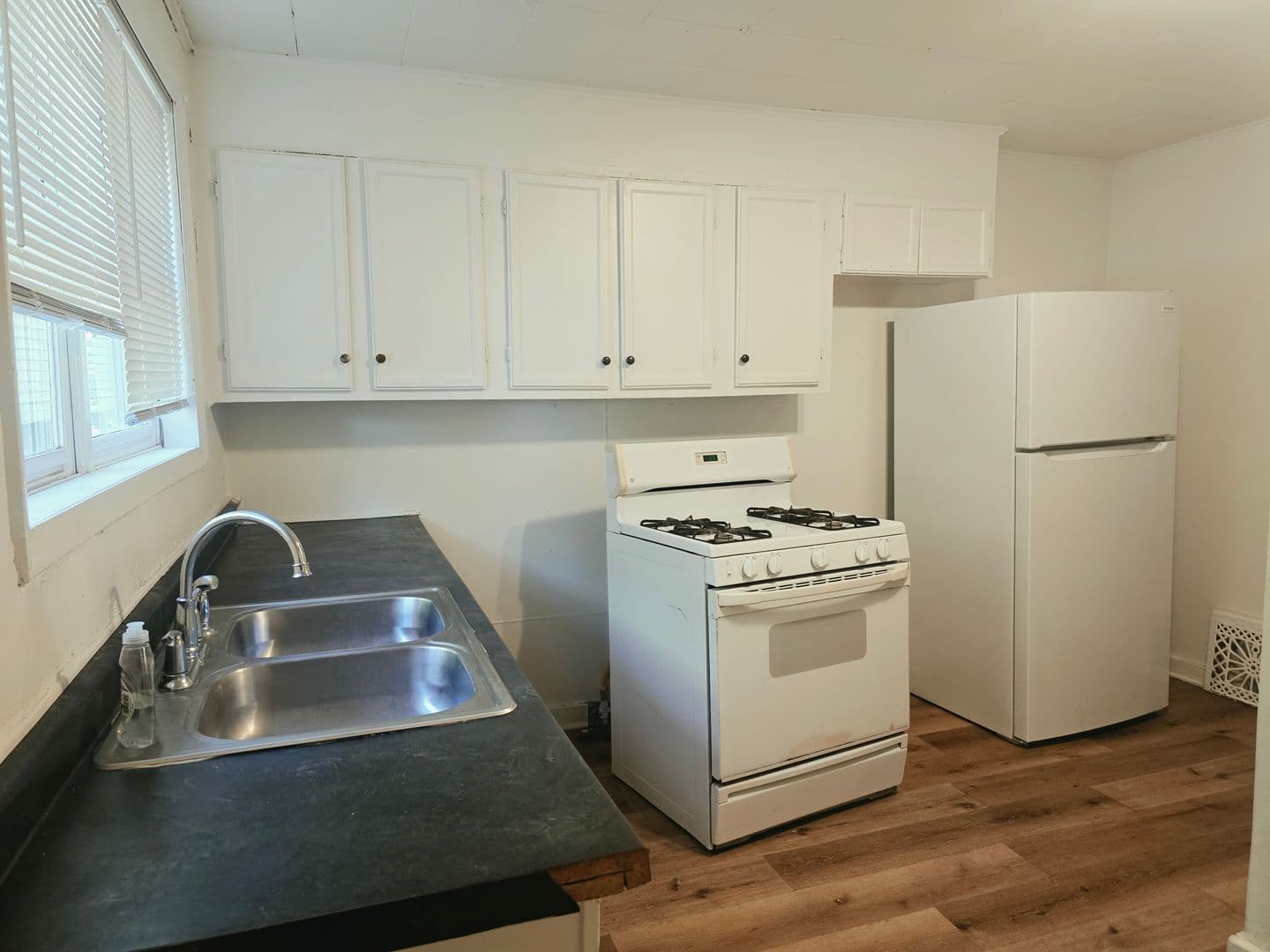 Elkhart Apartment: 715 Oakland Ave