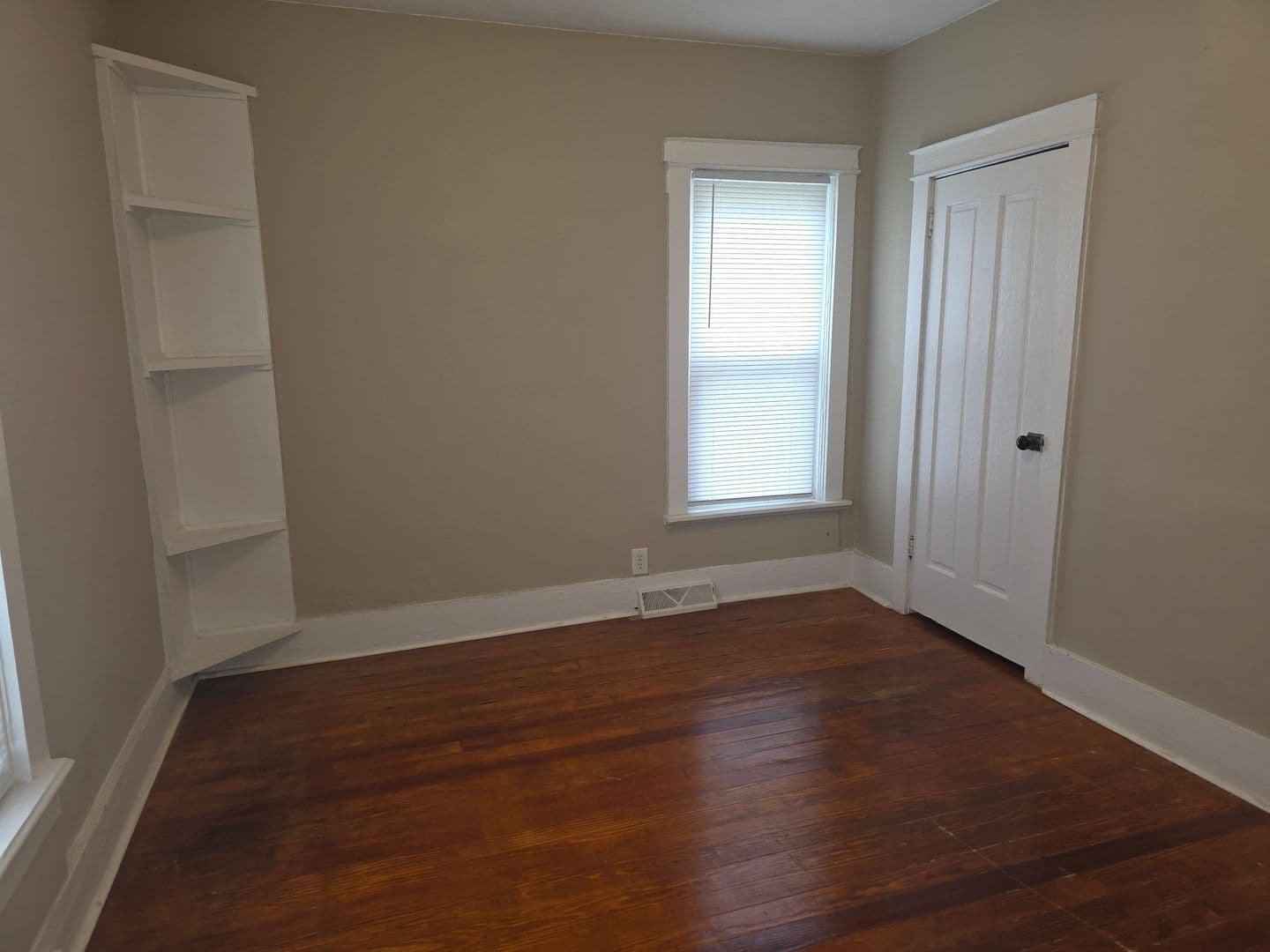 Mishawaka House: 427 E 10th St