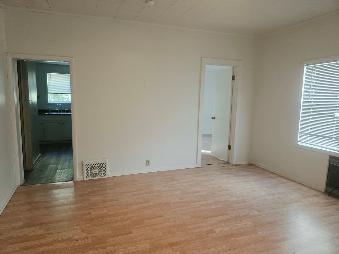 Elkhart Apartment: 715 Oakland Ave