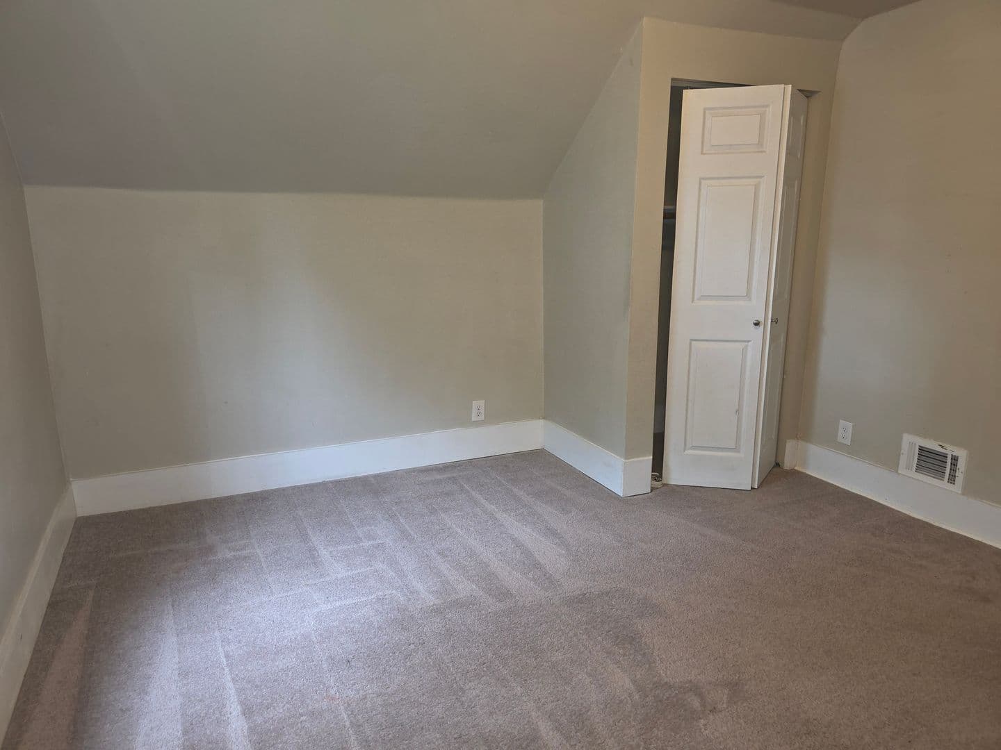 Mishawaka House: 427 E 10th St