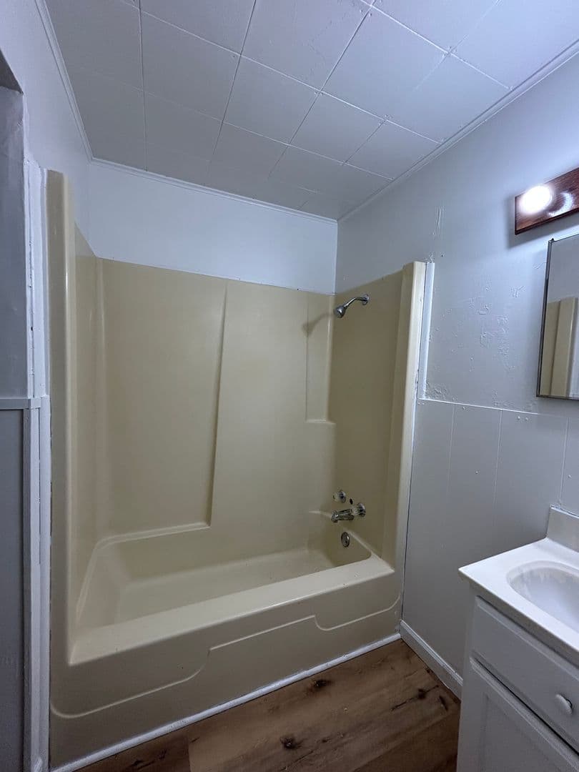 Elkhart Apartment: 715 Oakland Ave