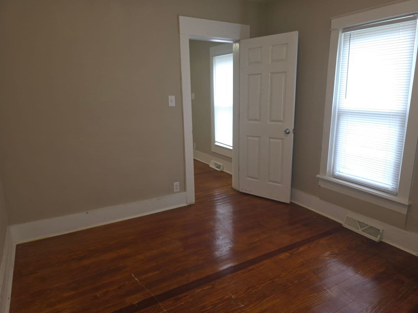 Mishawaka House: 427 E 10th St