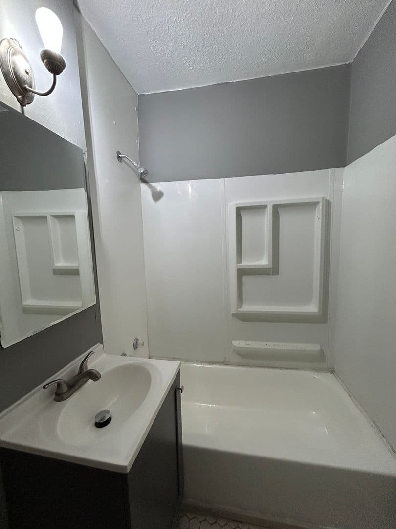 Roseland Apartment: 101 W Willow Dr