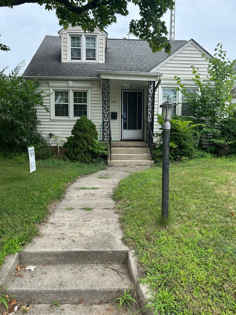 Mishawaka Apartment: 1732 Lincolnway E