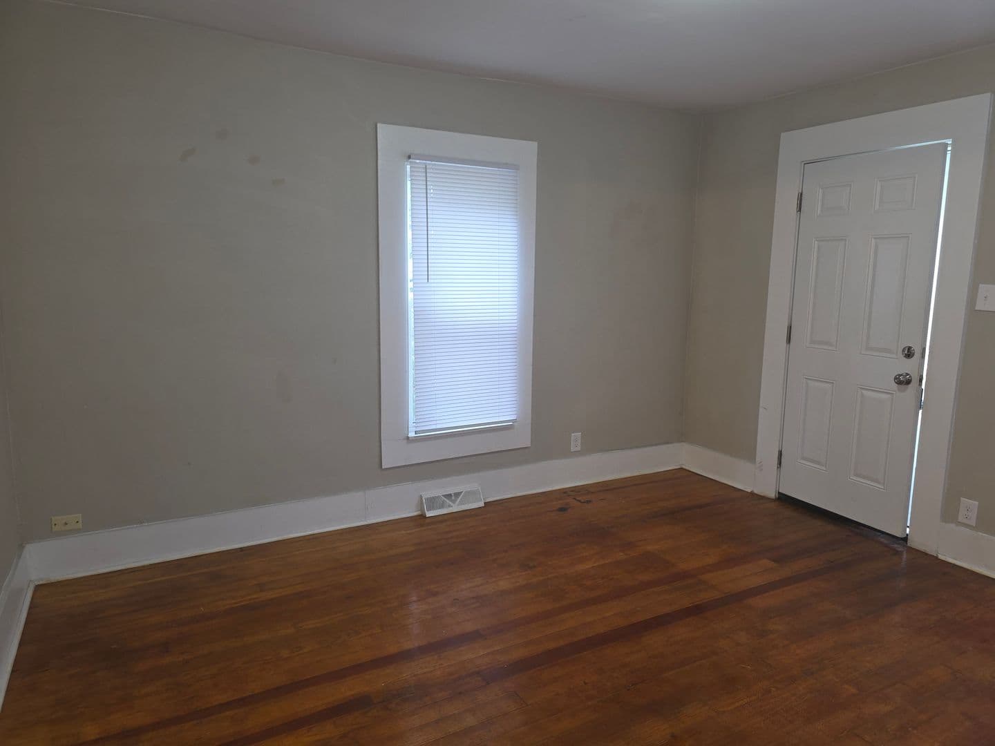 Mishawaka House: 427 E 10th St