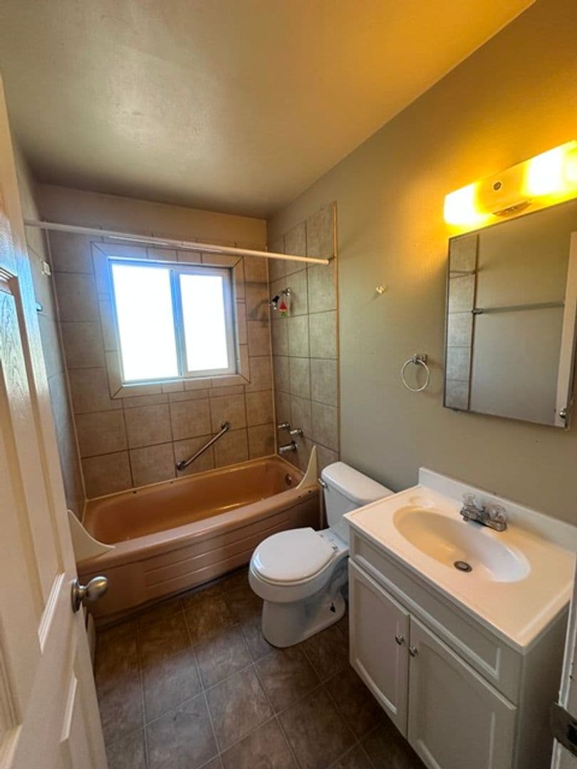 Klamath Falls Apartment: 2544 Union Street