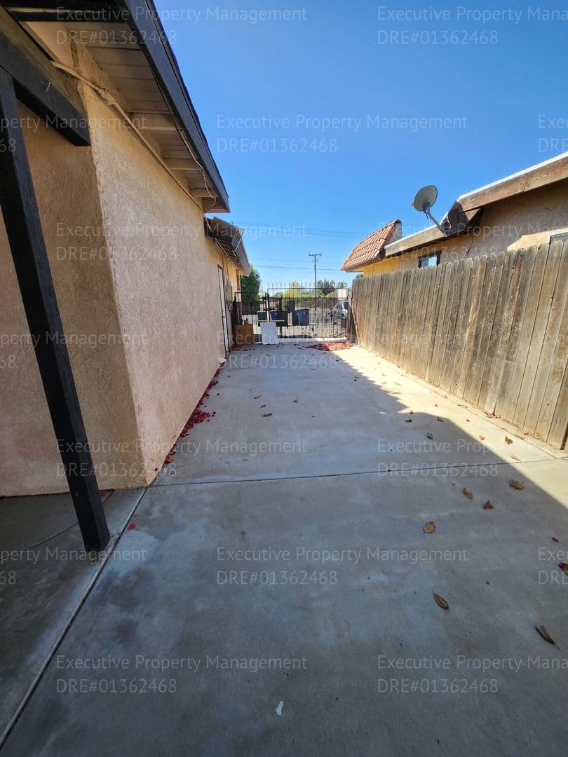 Bakersfield House: 10112 Meacham Rd