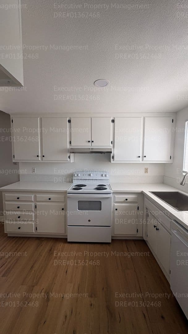 Bakersfield Apartment: 3604 Panama Ln