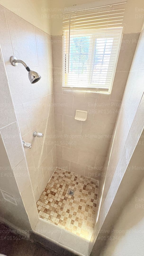 Bakersfield Apartment: 107 E 8th St