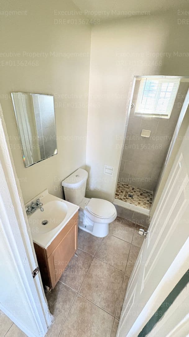 Bakersfield Apartment: 107 E 8th St