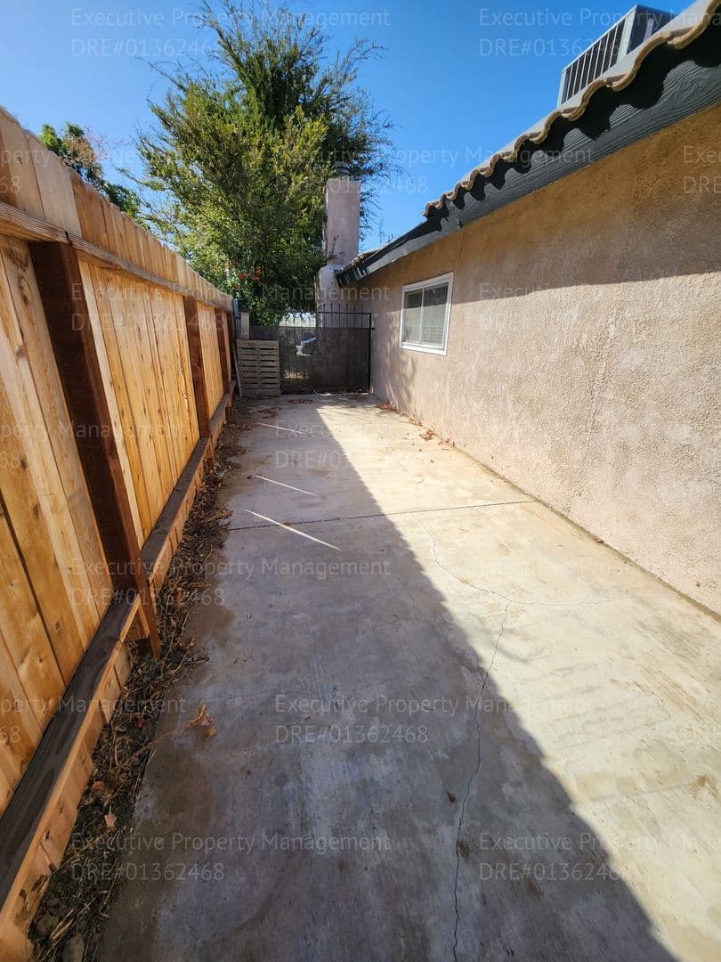 Bakersfield House: 10112 Meacham Rd