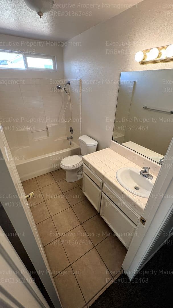 Bakersfield House: 5515 Sugar Pine Dr