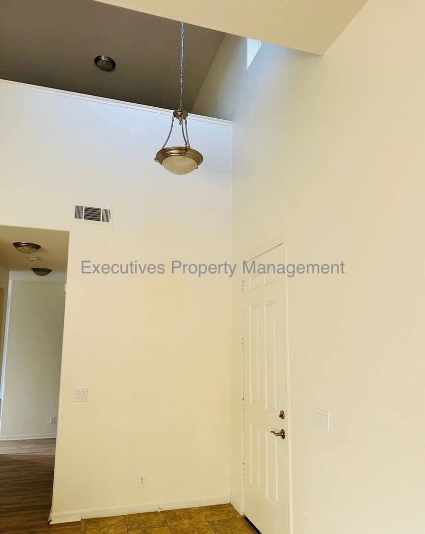 Chowchilla House: 182 Oleander Drive