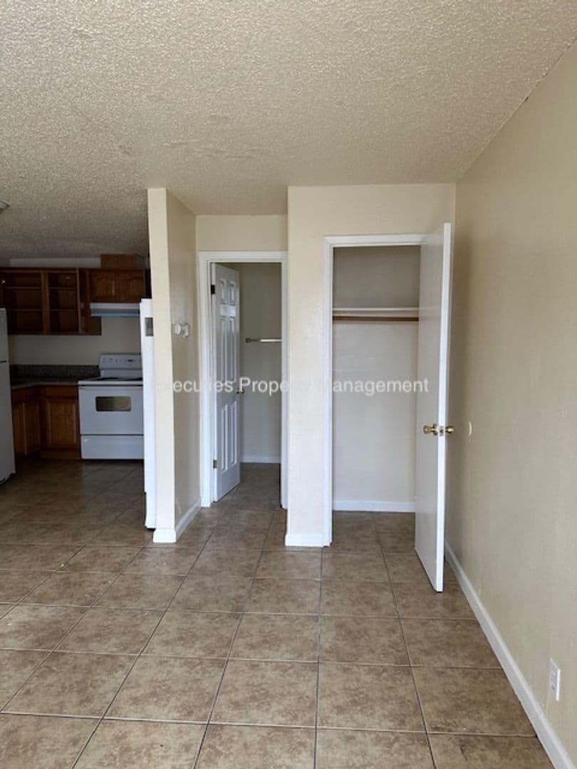Atwater Apartment: E. Bellevue Rd