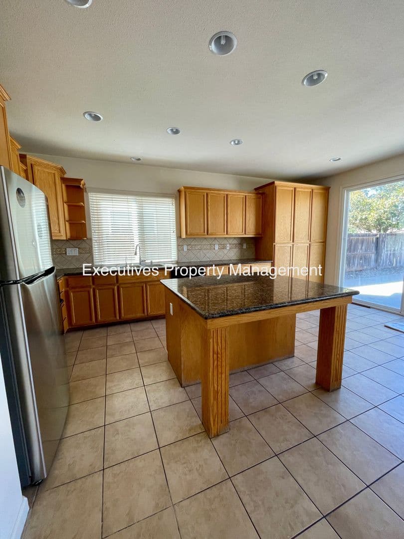 Merced House: 733 Round Hill Dr