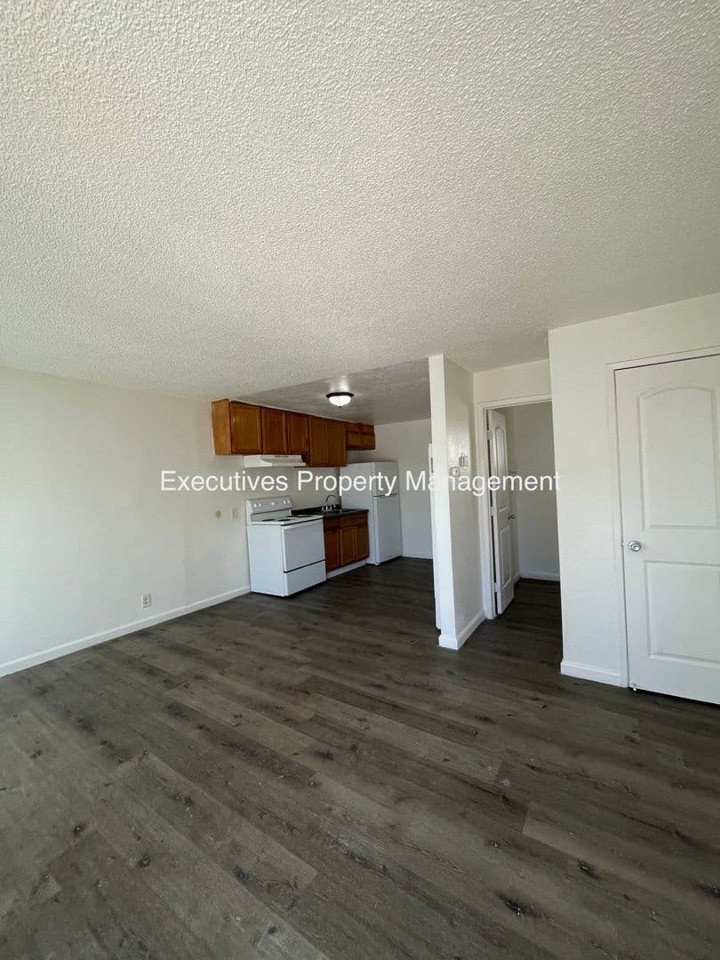Atwater Apartment: E. Bellevue Rd