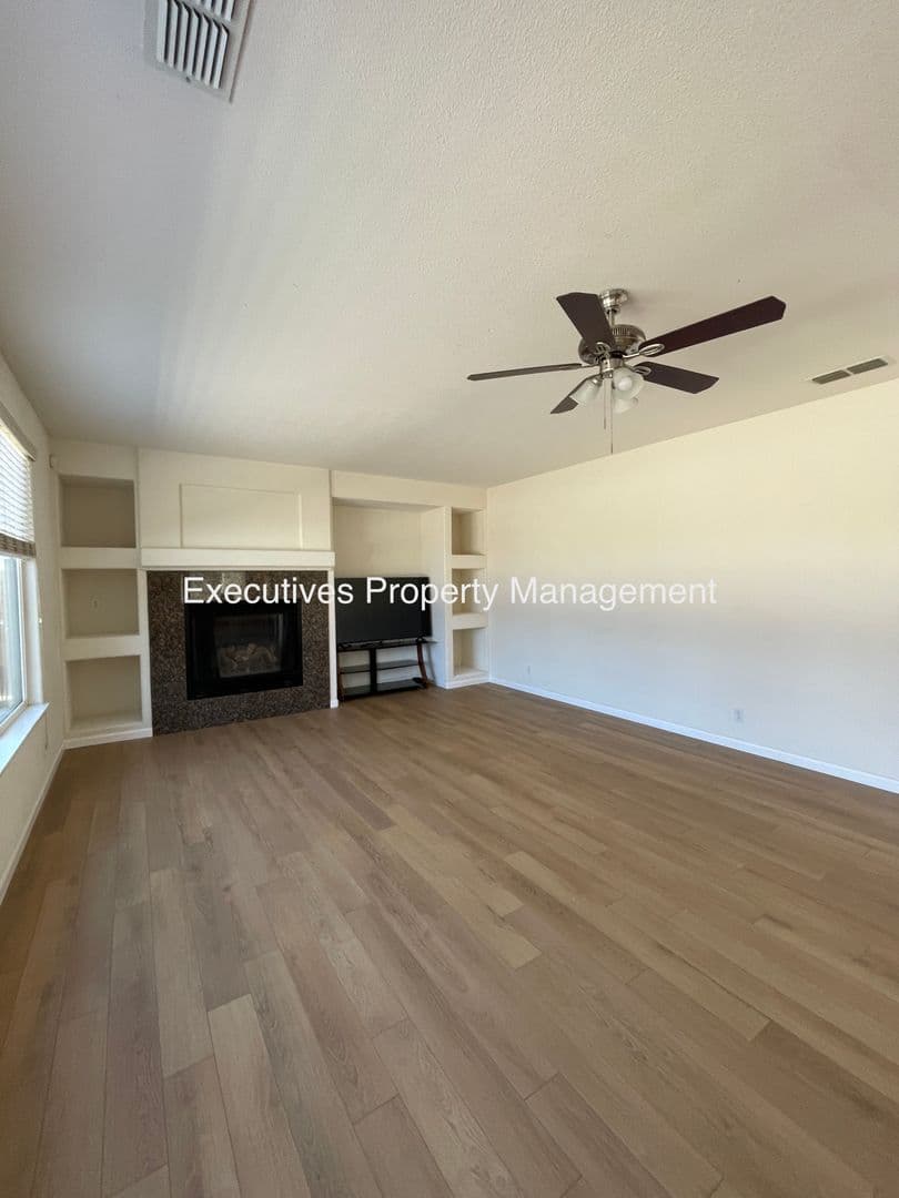 Merced House: 733 Round Hill Dr