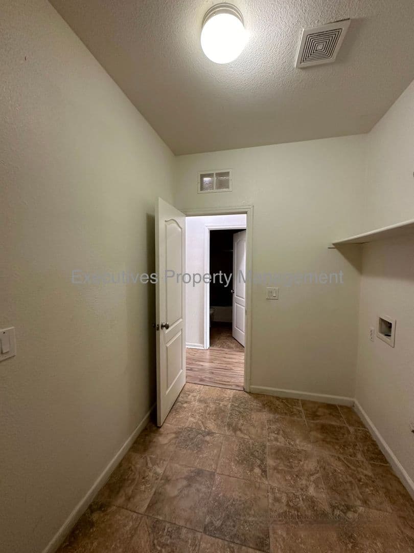 Chowchilla House: 182 Oleander Drive