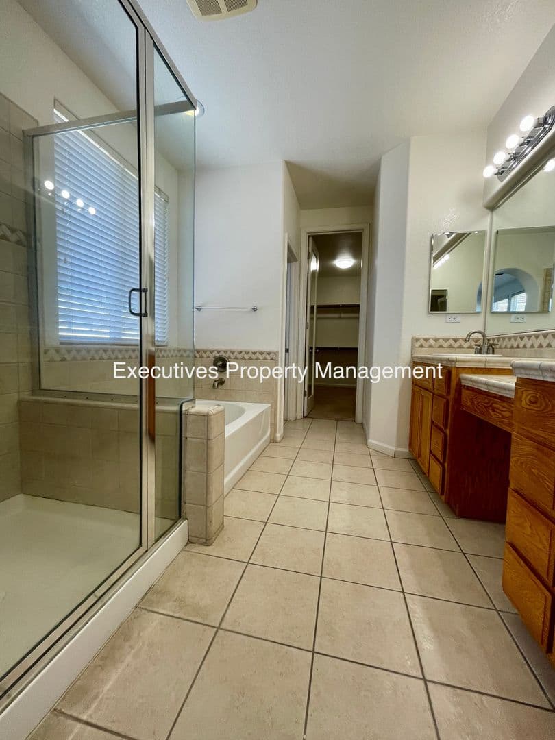 Merced House: 733 Round Hill Dr