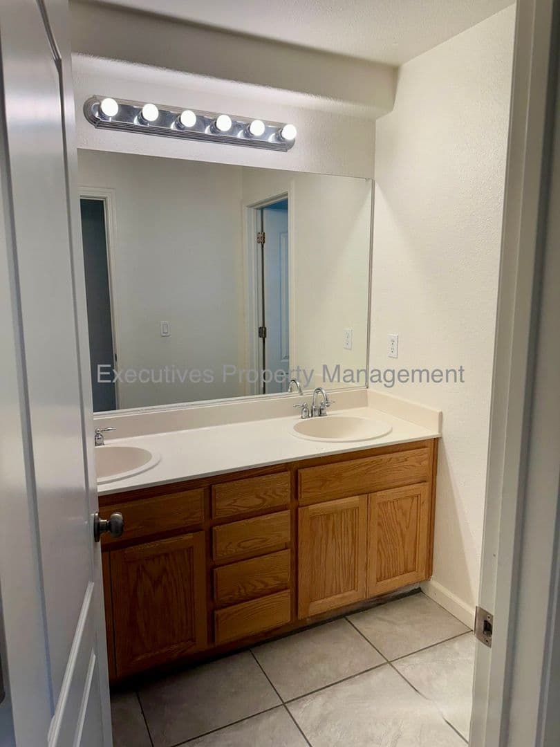 Chowchilla House: 182 Oleander Drive