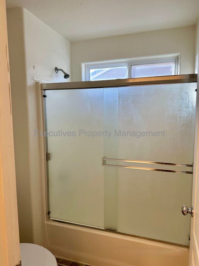 Chowchilla House: 182 Oleander Drive