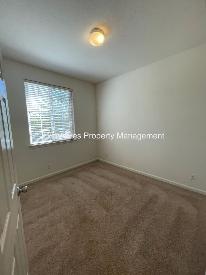Merced House: 733 Round Hill Dr