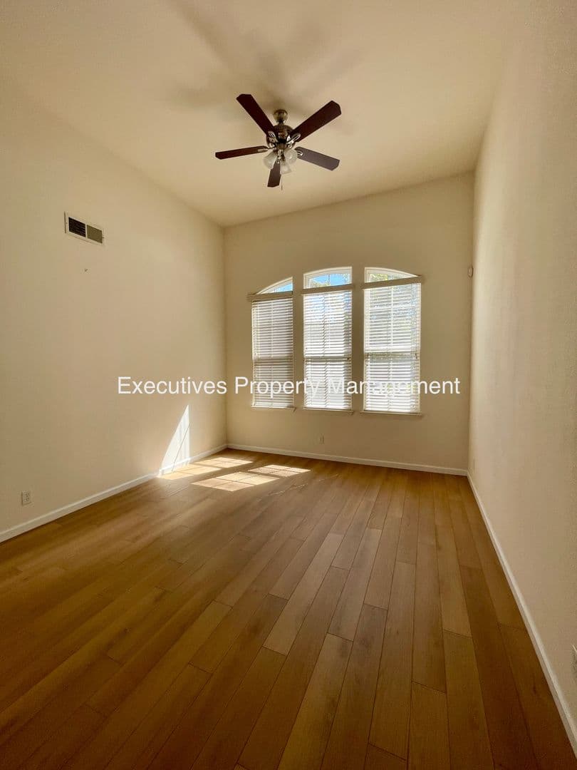 Merced House: 733 Round Hill Dr