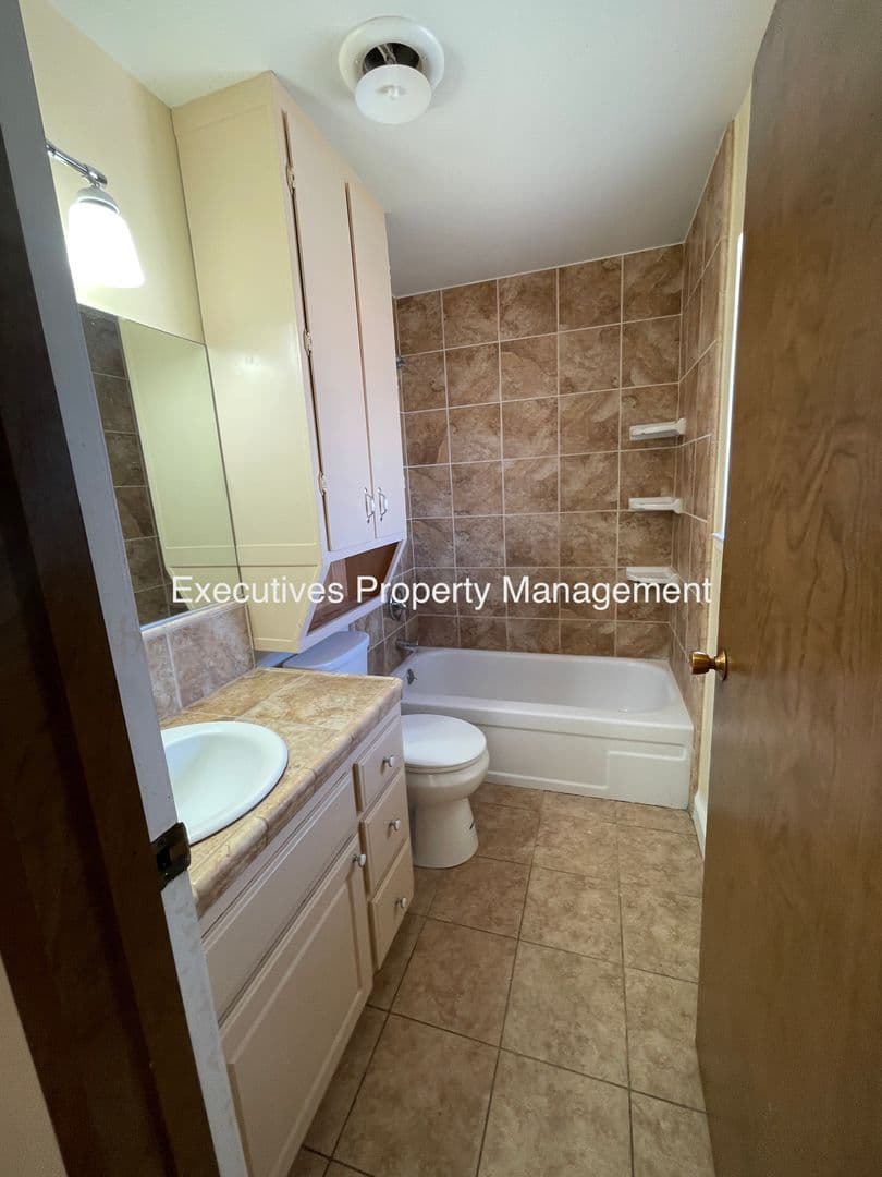 Fresno House: 4909 N. Winery Circle