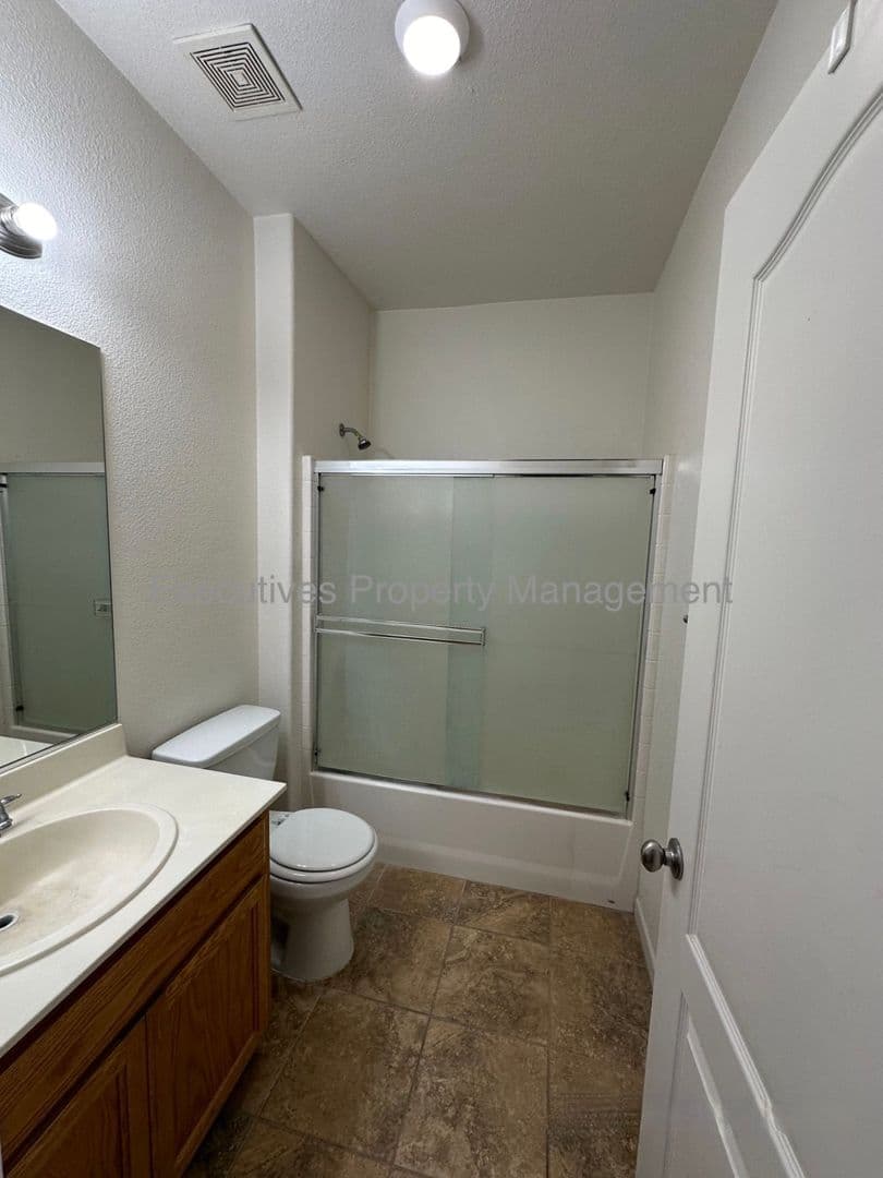 Chowchilla House: 182 Oleander Drive
