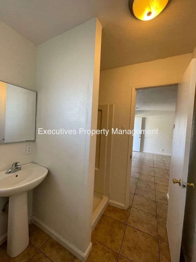 Atwater Apartment: E. Bellevue Rd