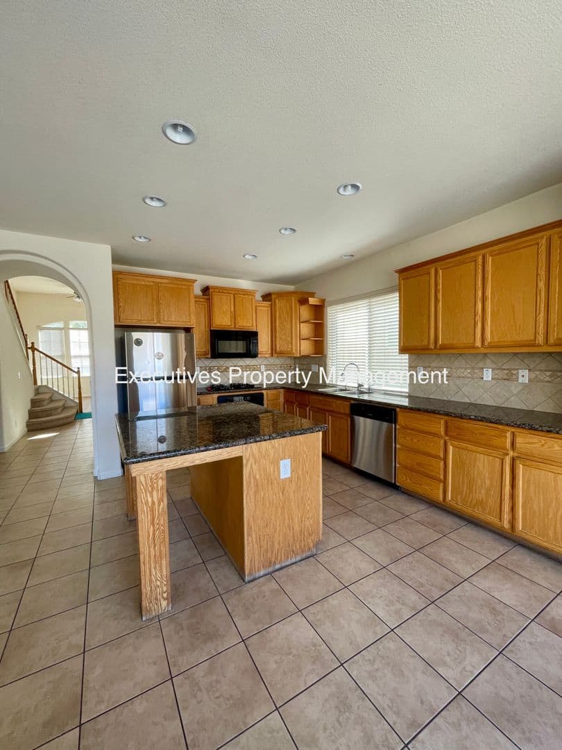 Merced House: 733 Round Hill Dr