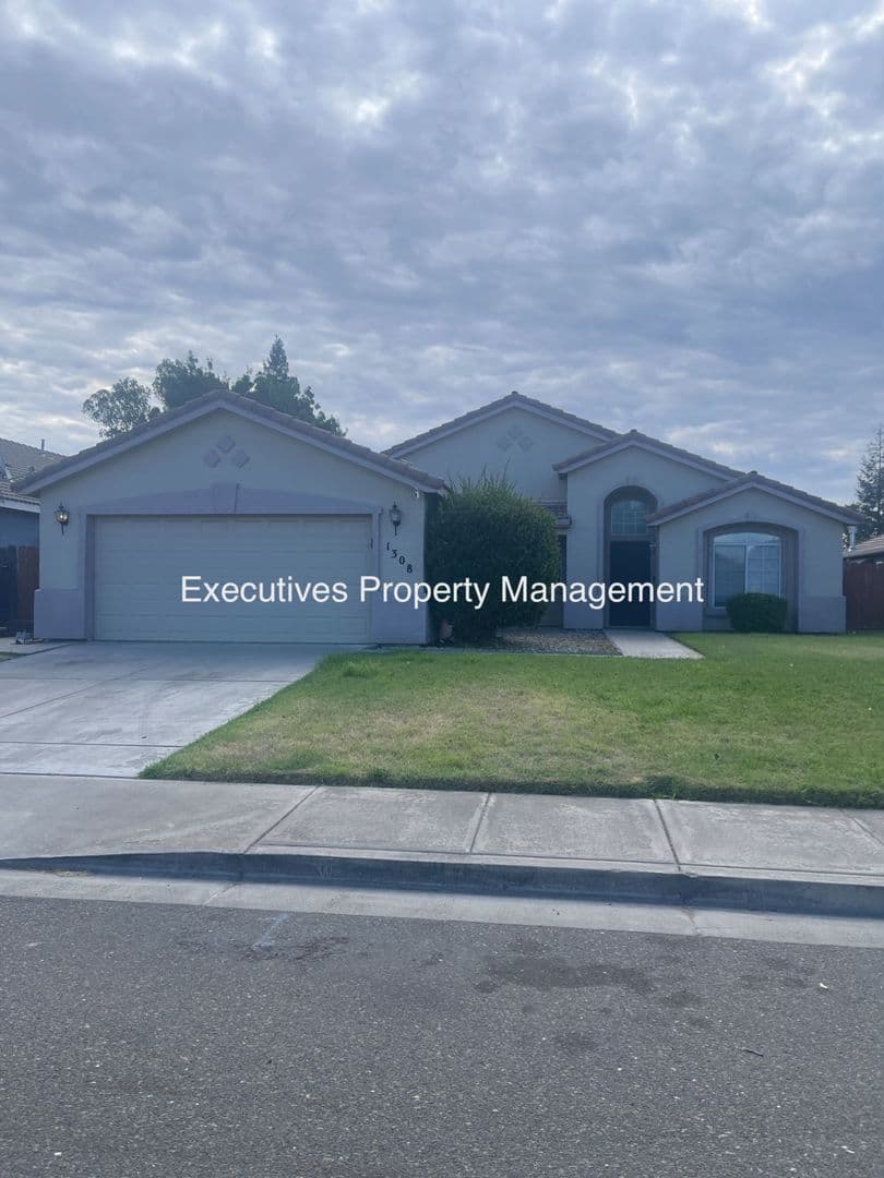 Atwater House: 1308 Fairway Dr