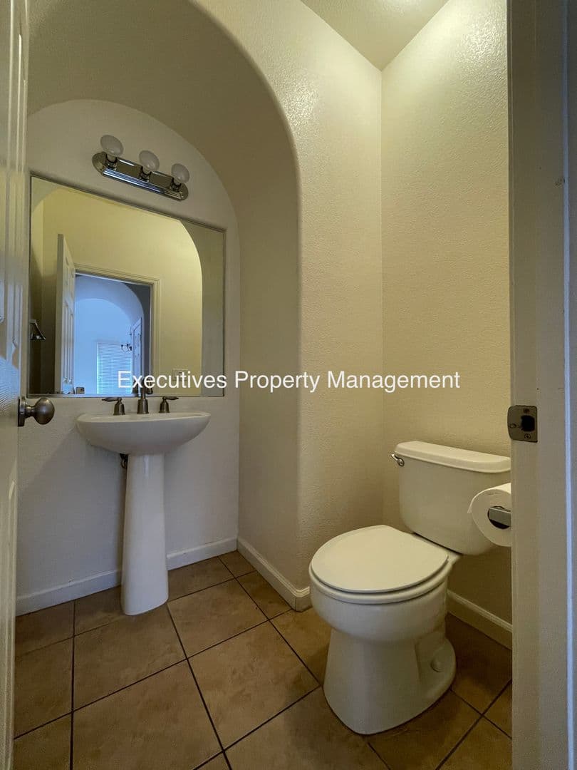 Merced House: 733 Round Hill Dr