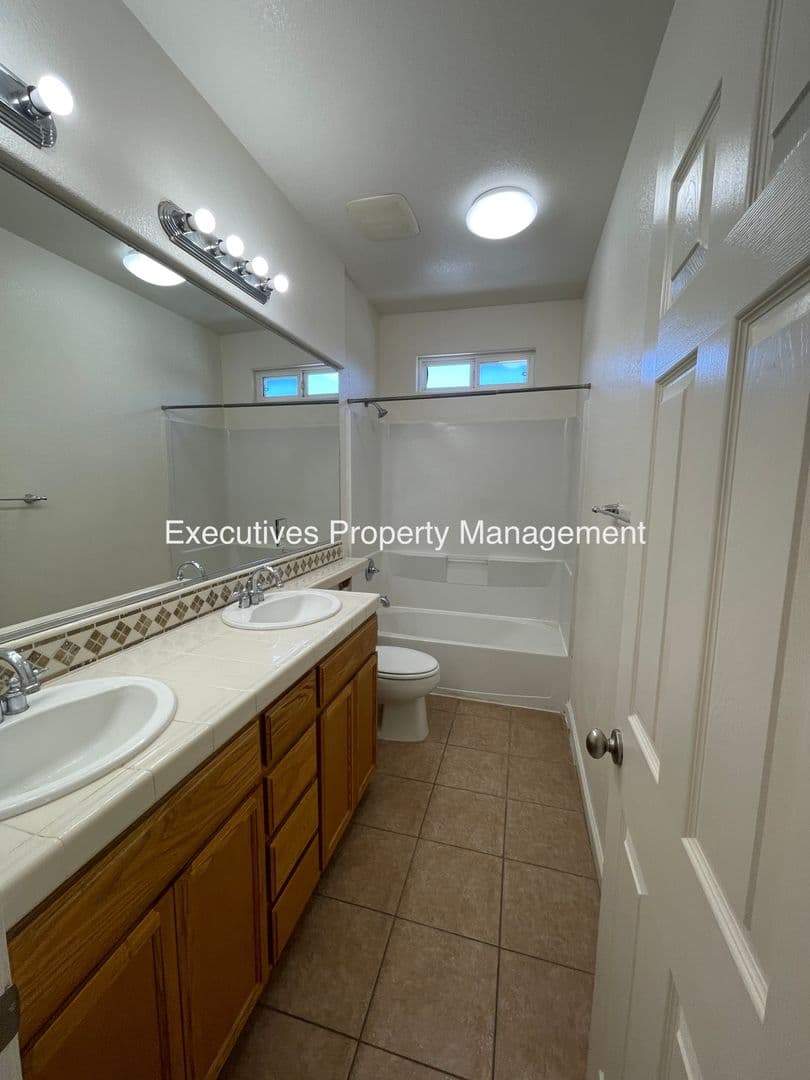 Merced House: 733 Round Hill Dr