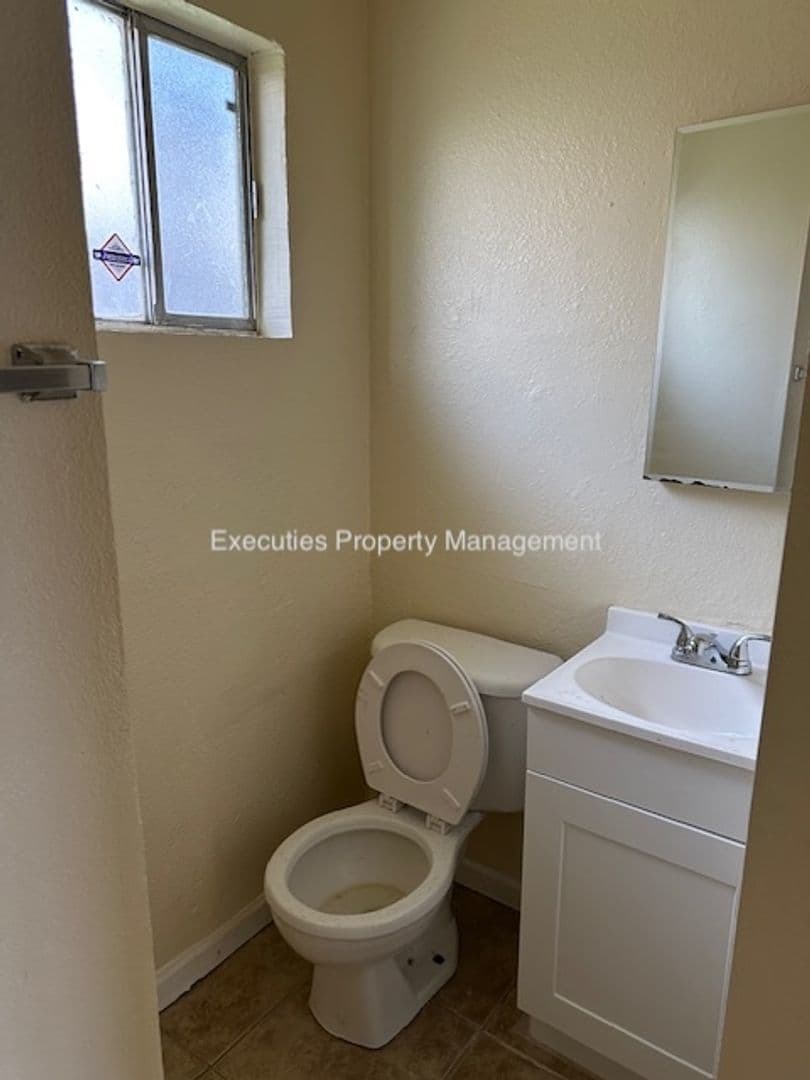 Atwater Apartment: E. Bellevue Rd