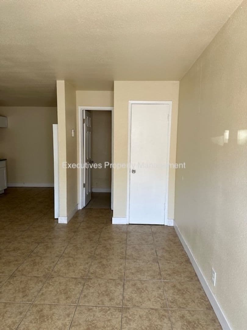 Atwater Apartment: E. Bellevue Rd