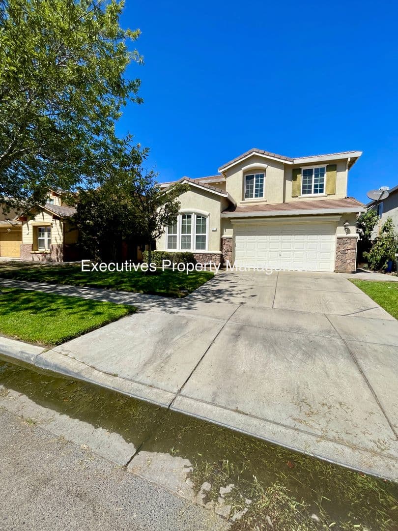 Merced House: 733 Round Hill Dr
