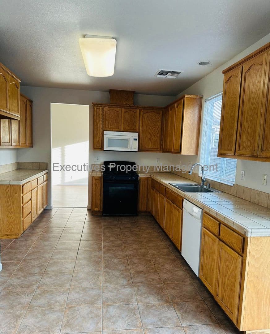 Chowchilla House: 182 Oleander Drive