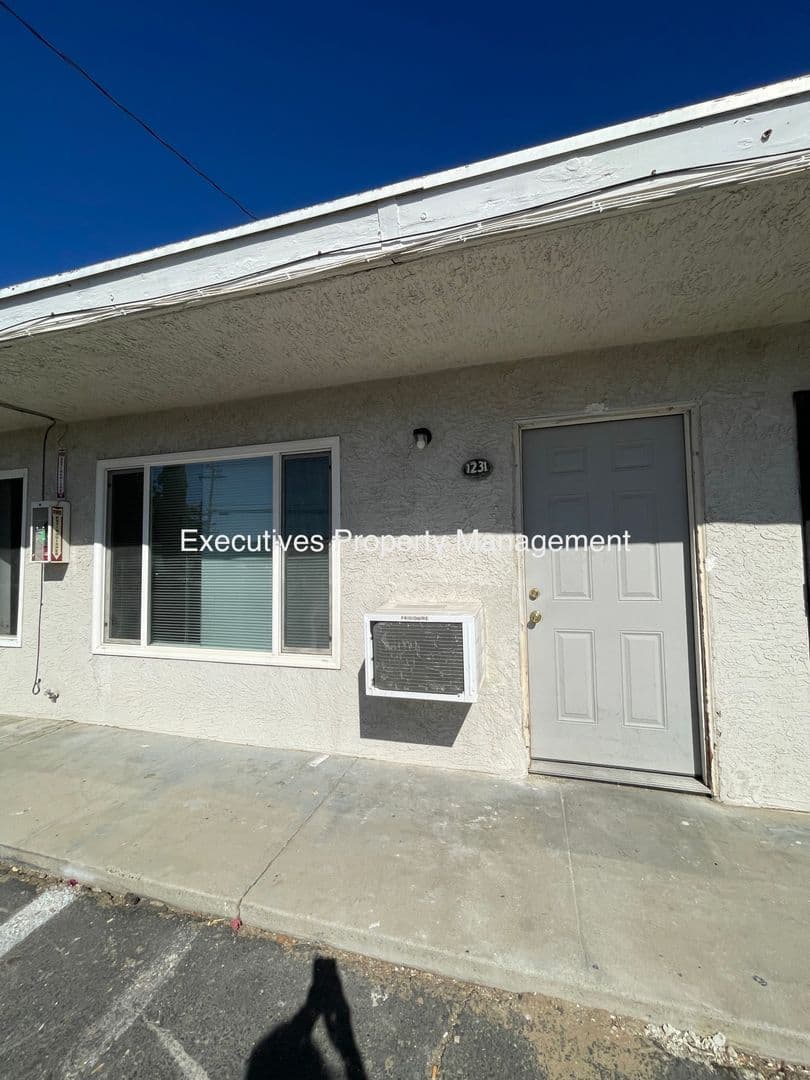 Atwater Apartment: E. Bellevue Rd