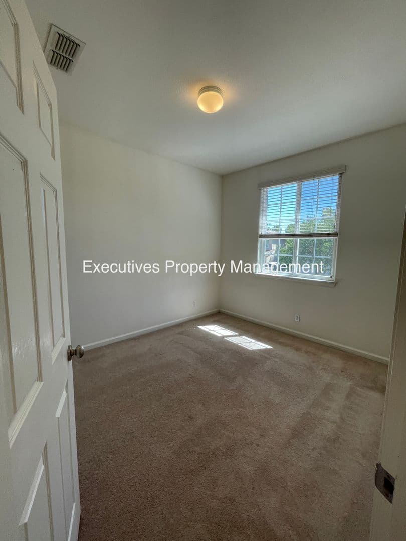 Merced House: 733 Round Hill Dr