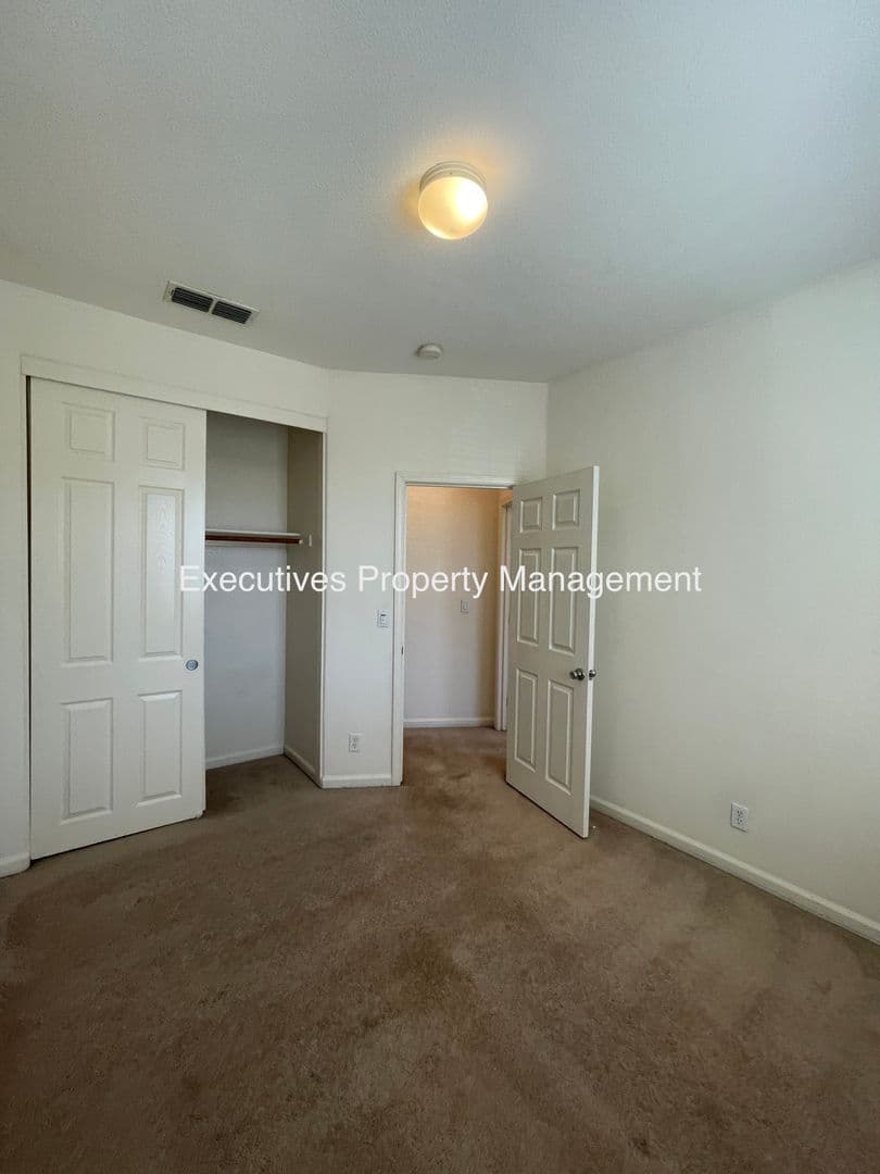 Merced House: 733 Round Hill Dr