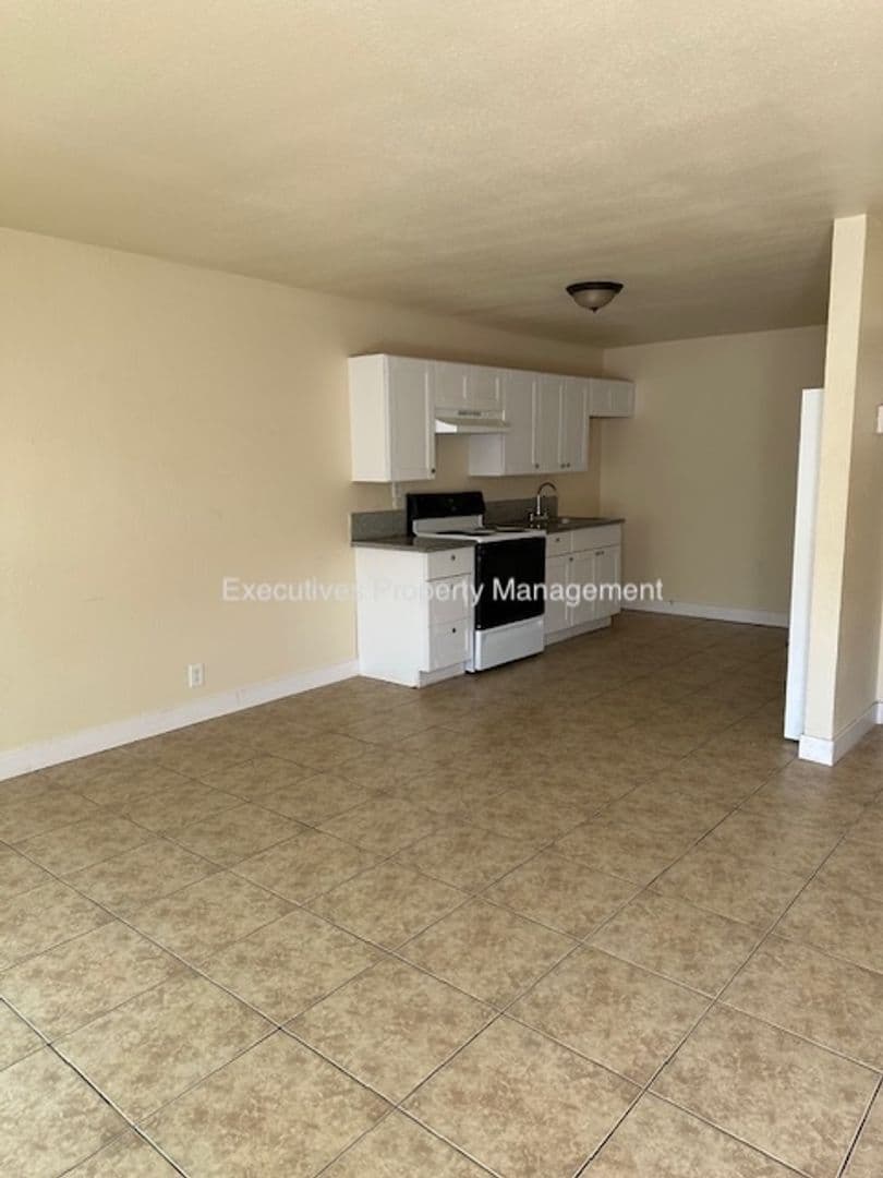 Atwater Apartment: E. Bellevue Rd