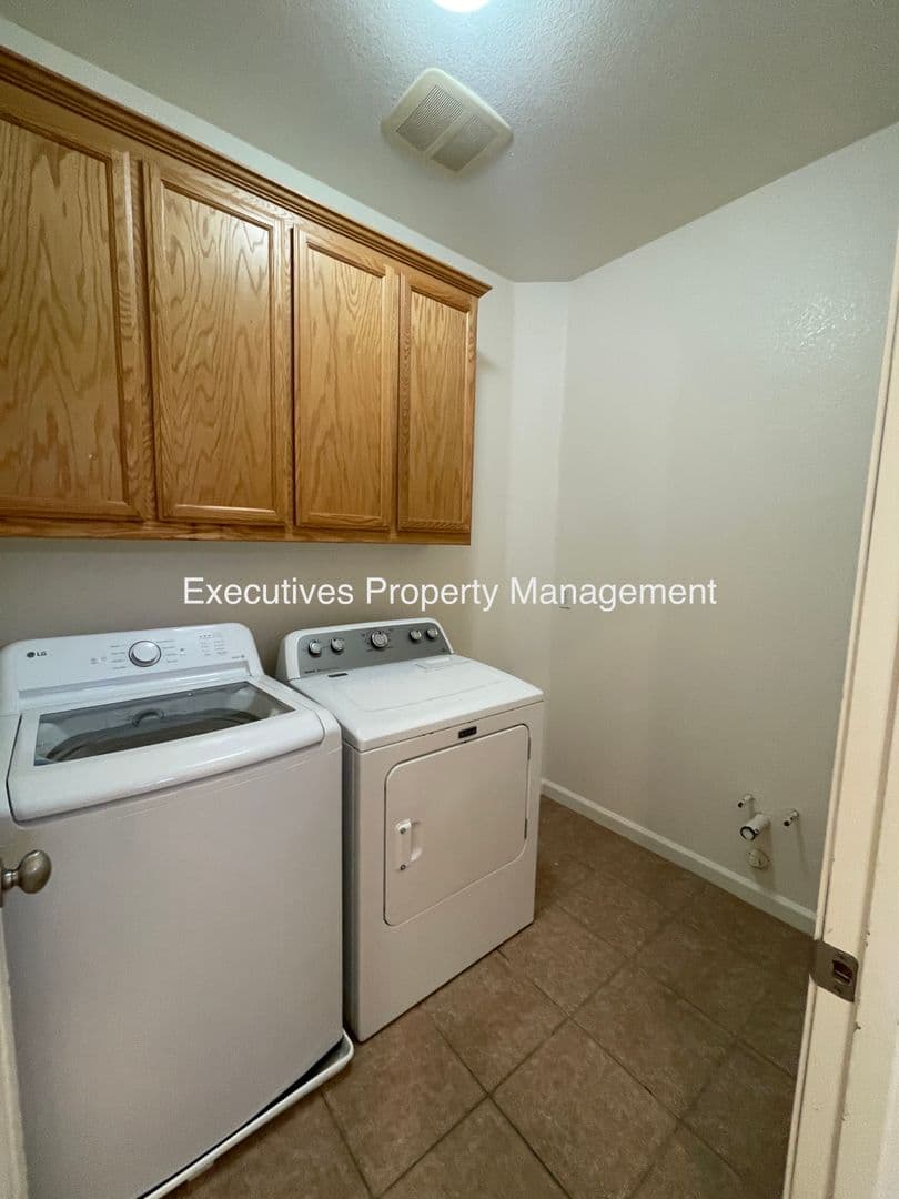 Merced House: 733 Round Hill Dr