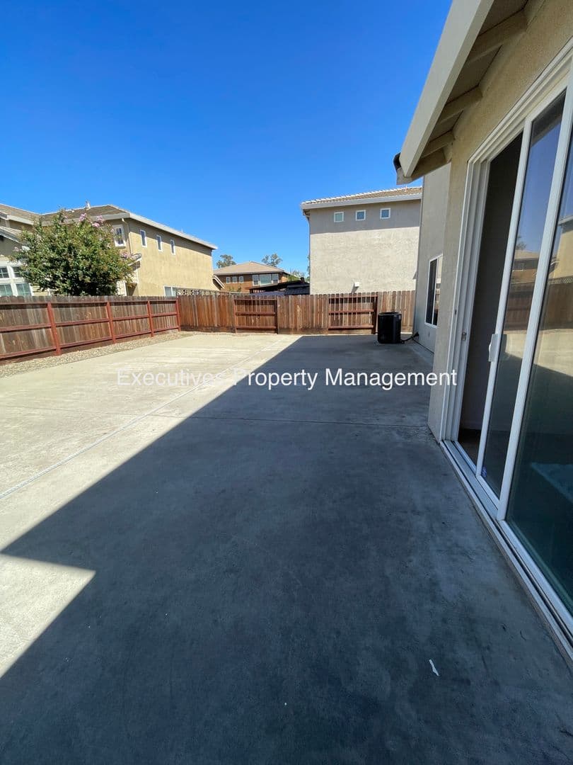 Merced House: 733 Round Hill Dr