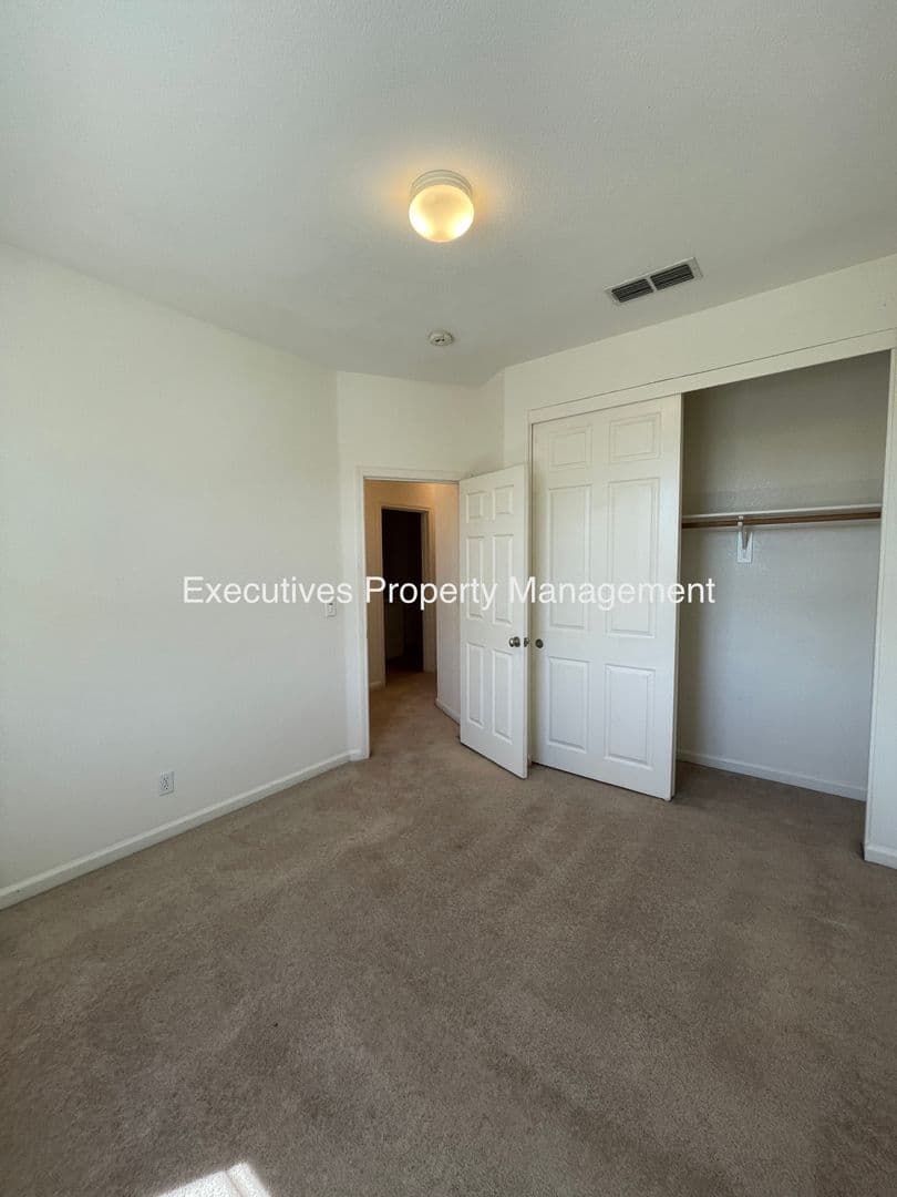 Merced House: 733 Round Hill Dr